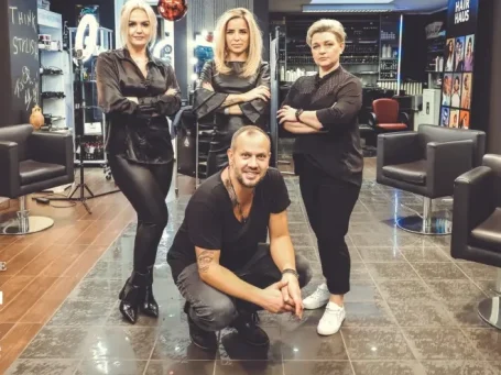 Adler Photographie Krefeld Ein Team von vier Hairstylisten in einem modernen Friseursalon.