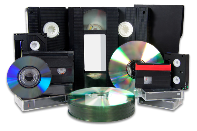 VHS-Kassetten und verschiedene Datenträger in unterschiedlichen Größen und Formen.
