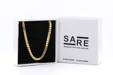 Goldene Halskette in einer eleganten Schmuckbox mit schwarzer Innenausstattung.