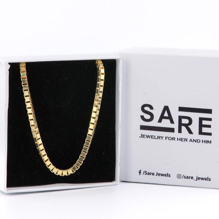 produktfotografie in krefeld businessfotograf adler photographie fotostudio Goldene Kette in einer eleganten Schmuckbox mit schwarzem Samtinneren.