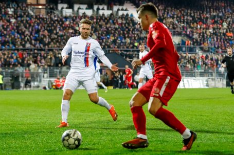 Zwei Fußballspieler im Wettkampf auf dem Spielfeld während eines Spiels.
